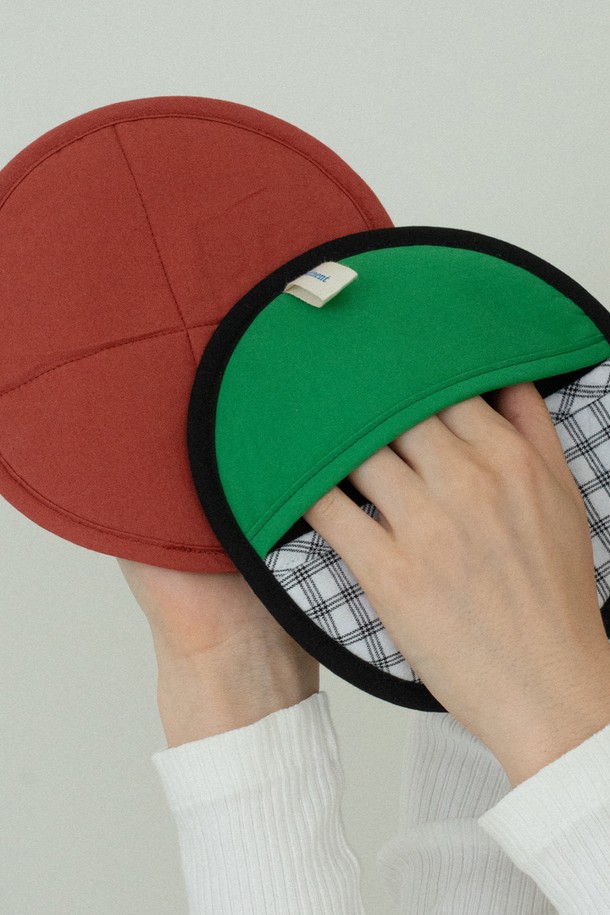 [오디넌트] 지키 팟홀더(주방장갑) 겸 냄비받침은 주방과 일상생활에서 다용도로 활용 가능한 주방용품입니다. 뛰어난 내열 및 단열 기능을 제공하며, 실리콘 소재로 제작되어 안전하고 위생적입니다. 양면 사용이 가능하여 팟홀더, 냄비받침, 주방장갑으로 폭넓게 활용할 수 있습니다. 레드, 그린, 블랙 세 가지 색상으로 제공되어 주방 인테리어에 포인트를 더할 수 있습니다. 뜨거운 냄비나 용기를 안전하게 다루고 싶은 모든 분들께 추천합니다.
