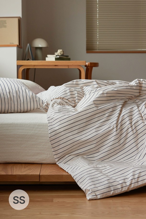 [오디넌트] 블랙퍼스트 60수 고밀도 순면 사계절 차렵이불 S(SS) 단품은 부드러운 순면 100% 소재로 제작되어 사계절 내내 포근하게 사용할 수 있습니다. 블루 네이비, 민트 네이비, 베이지 네이비 세 가지 색상으로 제공되며, 스트라이프 패턴이 침실에 산뜻함을 더합니다. 항균 기능과 유해물질 차단 기능으로 위생적인 사용이 가능하며, 플라필 20%와 마이크로파이버 80% 충전재로 우수한 보온성을 자랑합니다. FITI 인증을 통해 안전성을 입증받았으며, 항균성 99.99%로 안심하고 사용할 수 있습니다. S(SS) 사이즈 단품으로, 양면 사용 가능한 베개커버가 함께 구성됩니다.
