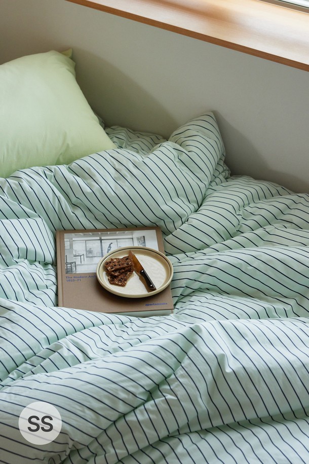 [오디넌트] 블랙퍼스트 60수 고밀도 순면 사계절 차렵이불 S(SS) 단품은 민트와 화이트 두 가지 색상으로 제공됩니다. 60수 고밀도 순면 소재로 제작되어 부드러운 촉감과 뛰어난 통기성을 자랑합니다. 사계절 내내 사용 가능하며, 스트라이프 패턴으로 디자인되어 침실에 은은한 포인트를 더합니다. S(SS) 사이즈로 출시되어 다양한 침대에 활용할 수 있으며, 고밀도 순면으로 제작되어 쾌적한 잠자리를 선사합니다.
