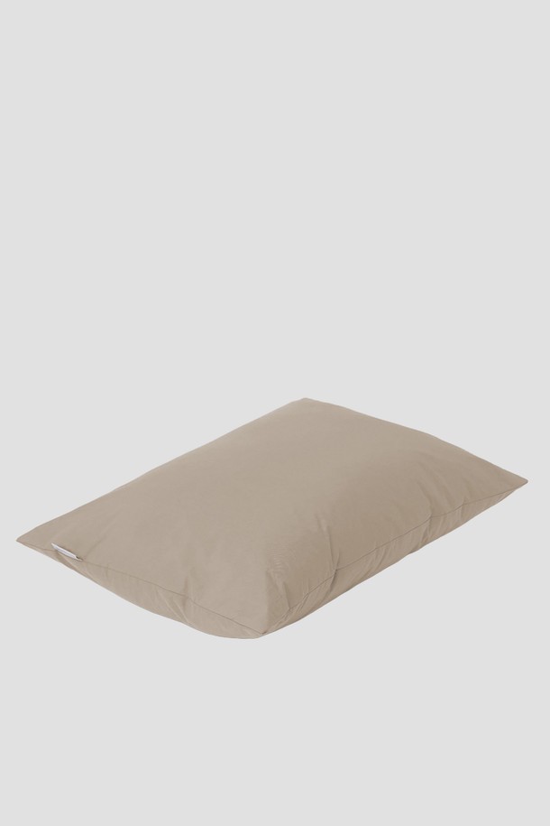 [오디넌트] 피노 순면 베개커버는 부드러운 촉감의 순면 소재로 제작되어 편안한 잠자리를 선사합니다. 은은한 베이지 색상에 무지 디자인으로, 어떤 침구에도 잘 어울리는 심플함을 자랑합니다. 순면 소재 특유의 통기성은 쾌적함을 유지해주며, 매끄러운 감촉은 포근한 잠자리를 도와줍니다. 부드러운 순면 베개커버로 편안하고 아늑한 휴식을 경험해보세요. 깨끗하고 깔끔한 침실 분위기를 연출할 수 있습니다.
