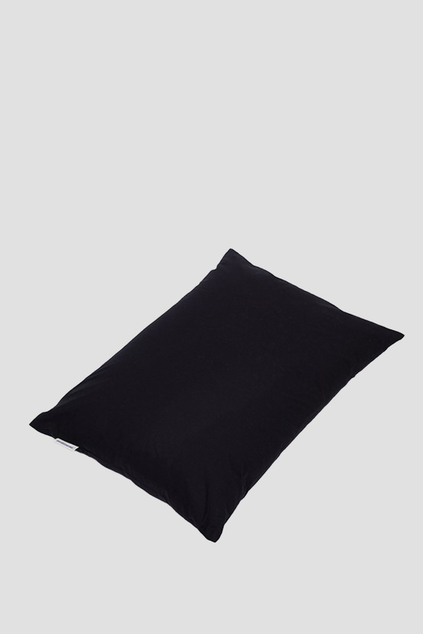 [오디넌트] 피노 순면 베개커버는 부드러운 순면 소재로 제작되어 편안한 잠자리를 선사합니다. 심플한 디자인과 무지 패턴의 블랙 컬러는 어떤 침구에도 잘 어울리는 모던한 스타일을 연출합니다. 

피부에 닿는 촉감이 부드러워 숙면을 취하는데 도움을 주며, 침구 용도로 사용하기 적합합니다. 

순면 100% 소재로 제작되어 쾌적함을 유지하며, 오랫동안 사용할 수 있습니다.
