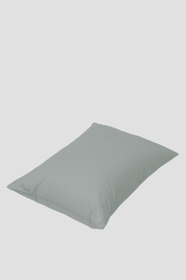 [오디넌트] 피노 순면 베개커버는 부드러운 촉감의 순면 소재로 제작되어 편안한 잠자리를 선사합니다. 심플한 디자인과 무지 패턴의 그레이 컬러는 어떤 침실에도 잘 어울립니다. 침실 용도로 사용하기 적합하며, 순면 소재 특유의 쾌적함으로 숙면을 도와줍니다. 베개 커버는 부드러운 사용감으로 편안한 휴식을 취할 수 있도록 디자인되었습니다.
