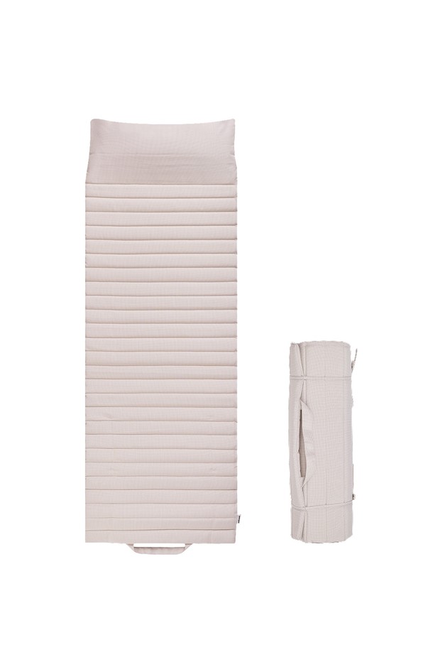 [오디넌트] 픽앤롤 피크닉매트는 피크닉, 캠핑, 아웃도어 활동에 적합한 휴대용 피크닉 매트입니다. 부드러운 촉감의 베이지색 폴리에스테르 소재로 제작되었으며, 얇은 두께와 접이식 디자인으로 휴대성을 높였습니다. 롤업형 디자인과 손잡이가 있어 간편하게 이동할 수 있습니다. 야외 활동 시 편안하게 휴식을 취할 수 있도록 도와주는 실용적인 아이템입니다.
