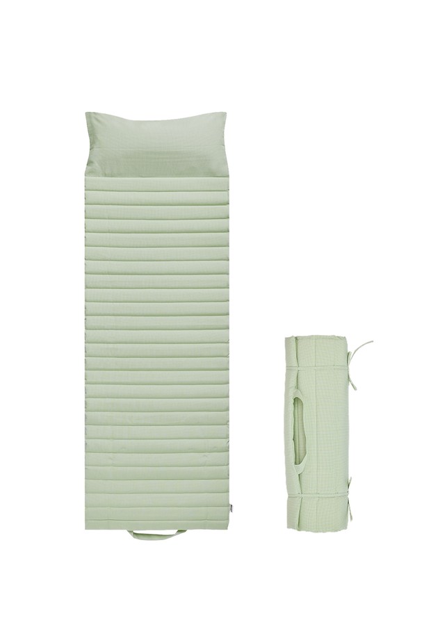 [오디넌트] 픽앤롤 피크닉매트는 민트, 그린 두 가지 색상으로 제공되는 피크닉 매트입니다. 가볍고 부드러운 폴리에스테르 소재로 제작되어 얇지만 편안한 사용감을 선사합니다. 접이식 구조와 롤업 디자인, 휴대용 손잡이로 피크닉, 캠핑, 일상생활 등 다양한 야외 활동 시 편리하게 휴대하고 사용할 수 있습니다. 봄, 여름, 가을 계절에 적합하며, 무지 디자인으로 깔끔함을 더했습니다. 픽앤롤(Pick & Roll) 매트 하나로 즐거운 야외 활동을 경험해 보세요.
