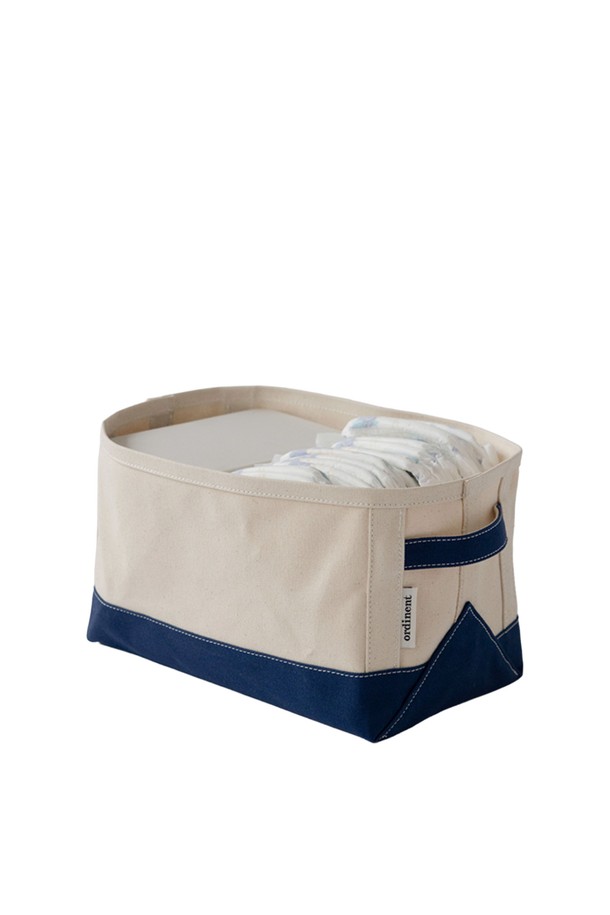 [오디넌트] 데이 캔버스 스토리지_네이비는 캔버스 소재로 제작된 수납/정리용품입니다. 네이비와 베이지 컬러의 이중 배색 디자인이 특징이며, 넉넉한 수납 공간을 제공합니다. 무지 디자인으로 어떤 공간에도 잘 어울리며, 다양한 물품을 깔끔하게 정리할 수 있습니다. 일상생활에서 유용하게 사용되는 실용적인 수납 솔루션입니다. 캔버스 소재 특유의 질감으로 부드러운 느낌을 선사합니다.

