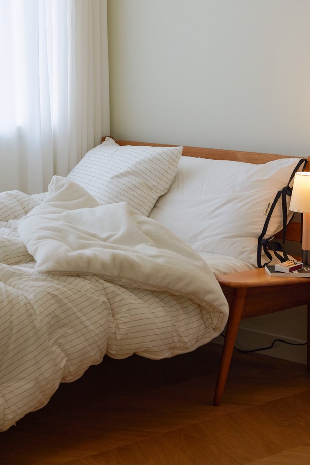 [오디넌트] 모플리 양털 극세사 차렵이불은 부드러운 촉감과 따뜻한 보온성을 자랑하는 겨울 이불입니다. 극세사 소재와 양털의 조화로 포근함을 선사하며, 무지 디자인의 화이트 컬러로 깔끔함을 더했습니다. 두꺼운 두께감으로 추운 날씨에도 따뜻하게 사용할 수 있으며, S(SS) 사이즈로 제작되어 다양한 침대에 활용 가능합니다. 차렵이불 단품으로 구성되어 실용적입니다.
