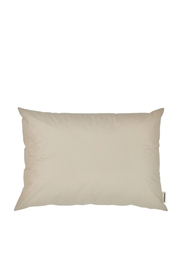 [오디넌트] 모플리 양면 베개커버는 부드러운 면 소재로 제작되어 편안한 촉감을 선사합니다. 양면 사용이 가능하여 실용적이며, 침구류와 함께 활용하기 좋습니다. 은은한 베이지 색상의 무지 디자인으로 어떤 침실에도 잘 어울립니다.
