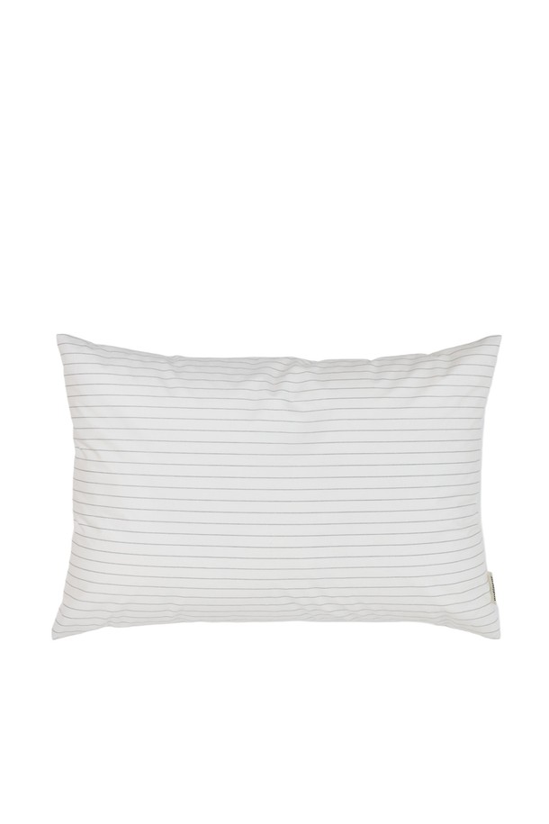 [오디넌트] 모플리 양면 베개커버는 부드러운 면 소재로 제작되어 편안한 촉감을 선사합니다. 미니멀하고 베이직한 스타일의 화이트 컬러에 스트라이프 패턴이 더해져 깔끔한 디자인을 연출합니다. 얇은 두께로 제작되어 쾌적한 사용감을 제공하며, 양면 디자인으로 활용도를 높였습니다. 일상에서 편안하게 사용할 수 있는 베개커버입니다.
