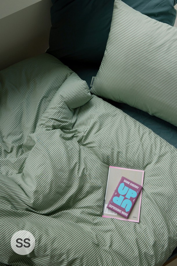 [오디넌트] 틸로우 스트라이프 면 모달 차렵이불 S(SS) 베개커버+이불세트는 부드러운 촉감의 면과 모달 소재를 사용하여 제작되었습니다. 모던한 스타일의 이불 세트로, 그린 컬러의 스트라이프 패턴이 특징입니다. 세트 구성은 이불과 베개커버로 이루어져 있으며, S와 SS 사이즈 중 선택 가능합니다. 쾌적한 잠자리를 위한 차렵이불로, 편안함을 선사합니다.
