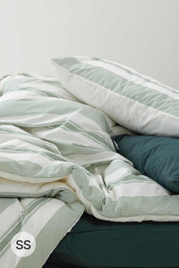 [오디넌트] 토누 스트라이프 60수 순면 차렵이불 S(SS) 베개커버+이불세트는 부드러운 촉감의 60수 순면 소재로 제작되어 흡습, 통기, 속건 기능이 뛰어납니다. 네이비 크림, 말차 크림 두 가지 색상으로 출시되었으며, 미니멀하고 베이직한 스트라이프 패턴 디자인으로 사계절 내내 사용하기 좋습니다. OEKO-TEX STANDARD 100 인증을 받아 안심하고 사용할 수 있으며, 화학 물질 무첨가 및 형태 안정 가공으로 세탁 후 변형을 최소화했습니다. 가볍고 보온성이 우수하며, 회복력이 뛰어나 오랫동안 쾌적하게 사용할 수 있습니다.
