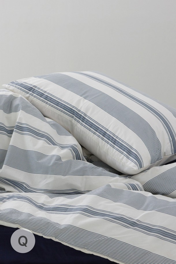 [오디넌트] 토누 스트라이프 60수 순면 차렵이불 Q 베개커버+이불세트는 60수 순면 소재로 제작되어 부드러운 촉감과 피부 자극 없는 사용감을 선사합니다. 항균, 통기성, 보온, 속건 기능을 갖춰 사계절 내내 쾌적하게 사용할 수 있으며, 충전재는 폴리에스터 80%와 폴라필 20%로 구성되었습니다. 네이비 크림, 말차 크림 두 가지 색상의 스트라이프 패턴으로 디자인되어 침실 분위기를 산뜻하게 연출합니다. 세탁 후에도 형태가 유지되며 가볍고 포근한 사용감을 느낄 수 있으며, 이불과 베개 커버로 구성된 실용적인 세트입니다.
