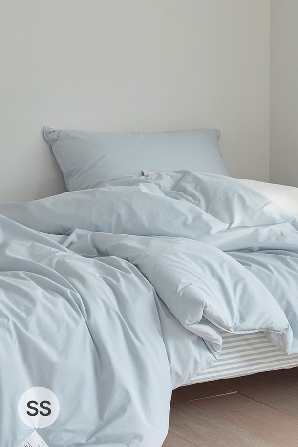 [오디넌트] 심플팔레트 100수 고밀도 순면 차렵이불 S(SS) 베개커버+이불세트는 부드러운 촉감과 미니멀, 베이직 스타일을 추구하는 분들을 위한 침구 세트입니다. 100수 고밀도 순면에 32mm 원사, 텐셀 30%를 함유하여 흡습, 통기성이 뛰어나고, 향균 기능으로 위생적입니다. 머서라이징 가공, 바이오워싱, 텀블워싱, 천연효소 처리로 제작되어 부드러움을 더했으며, 먼지 및 진드기 차단 기능과 마이크로파이버 충전재로 편안한 잠자리를 제공합니다. 샌드 베이지, 허니 베이지, 밀크 화이트, 휘핑 크림, 버터, 올리브 그린, 빈티지 블루, 소프트 블루 등 8가지의 다채로운 컬러 옵션으로 만나보세요. OEKO-TEX Standard 100 인증을 받아 안심하고 사용할 수 있습니다.
