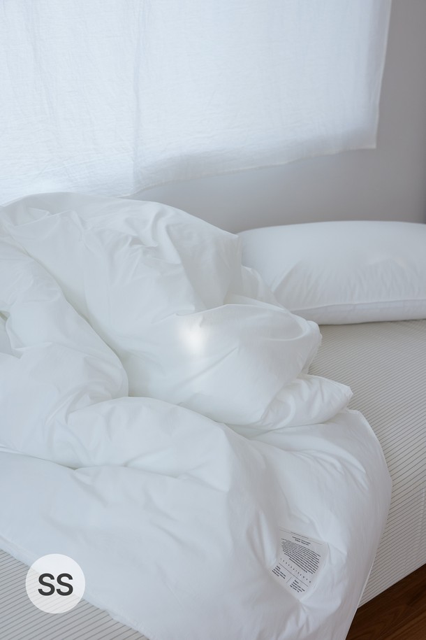 [오디넌트] 심플팔레트 100수 고밀도 순면 차렵이불 S(SS) 베개커버+이불세트는 100수 고밀도 순면으로 제작되어 부드러운 촉감을 선사합니다. 허니베이지, 밀크화이트, 샌드베이지, 휘핑크림 등 4가지 색상으로 출시되어, 어떤 침실에도 잘 어울립니다. 코마사, 롱스테이플 면, 머서라이징 가공을 거쳐 흡습성과 통기성이 뛰어나며, 바이오워싱 및 텀블워싱을 통해 위생적입니다. OEKO-TEX Standard 100 Class 1 인증을 획득하여 피부 자극을 최소화하고 집먼지진드기 및 애완동물 털을 차단해 줍니다. S(SS) 사이즈로 제공되며, 이불커버와 베개커버로 구성되어 있습니다.
