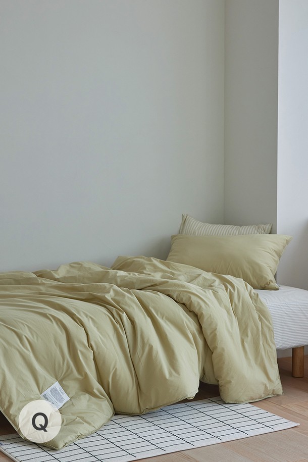 [오디넌트] 심플팔레트 100수 고밀도 순면 차렵이불 Q 베개커버+이불세트는 퀸 사이즈의 침구 세트입니다. 부드러운 순면 100수 고밀도 원단으로 제작되어 포근하고 쾌적한 잠자리를 선사합니다. 베이지 색상의 무지 디자인으로 심플하고 깔끔한 침실 분위기를 연출합니다. 차렵이불과 베개커버 구성으로 실용적이며, 데일리 침구로 사용하기 좋습니다.
