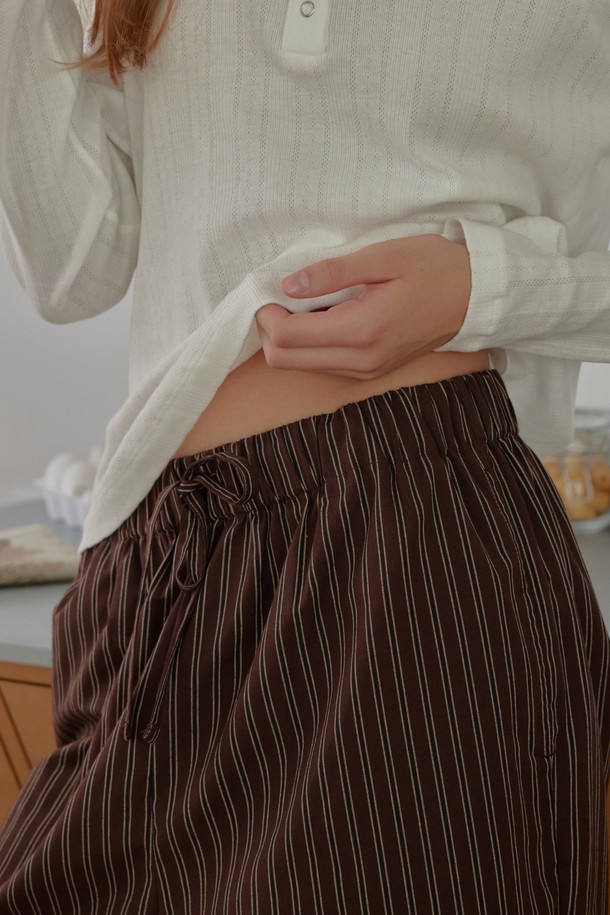 [오디넌트] 브린 순면 파자마 팬츠는 편안한 실내 및 일상 생활을 위한 남녀 공용 파자마 팬츠입니다. 밴딩 허리와 드로우스트링으로 허리 사이즈를 조절할 수 있으며, 양 옆의 사이드 포켓은 실용성을 더합니다. 부드러운 면, 면모달, 코튼 혼방 소재로 제작되어 사계절 내내 쾌적하게 착용 가능하며, 릴랙스 핏으로 편안함을 선사합니다. 다크브라운, 샌디골드, 네이비코스트 등 8가지 다양한 색상과 스트라이프 패턴으로 캐주얼, 미니멀, 클래식 스타일을 연출해보세요. 그래픽 라벨과 바택 디테일이 디자인의 완성도를 높여줍니다.
