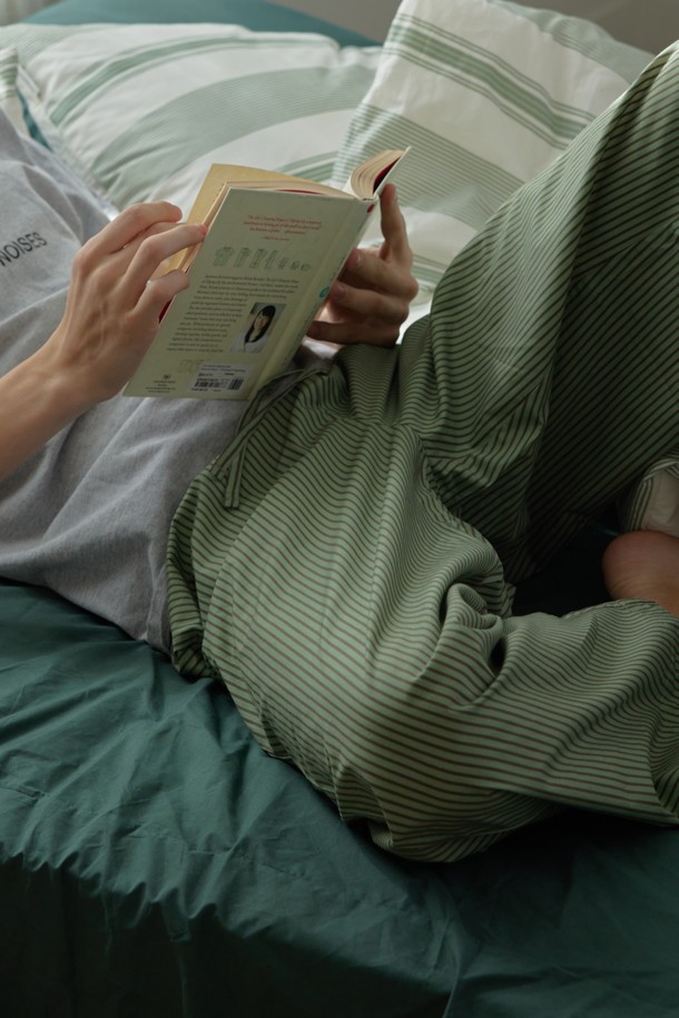 [오디넌트] 브린 순면 파자마 팬츠는 편안한 집콕룩을 위한 캐주얼 & 미니멀 스타일의 파자마 팬츠입니다. 그린과 화이트 두 가지 색상으로 제공되며, 사계절 내내 활용하기 좋은 아이템입니다. 100% 면 소재로 제작되어 부드러운 착용감을 선사하며, 밴딩 허리 디자인으로 활동성을 높였습니다. 스트라이프 체크 패턴으로 디자인되어 심플하면서도 세련된 느낌을 줍니다. 편안한 수면을 위해, 혹은 릴렉스한 실내 활동을 위해 이 파자마 팬츠를 선택해 보세요.
