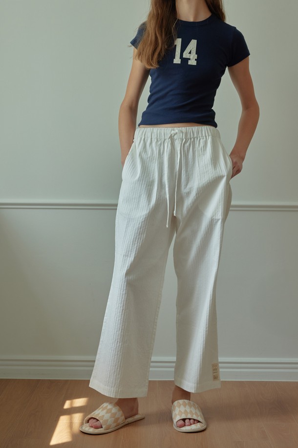 [오디넌트] 브린 순면 파자마 팬츠는 편안한 착용감을 선사하는 공용 파자마 팬츠입니다. 사계절 내내 활용 가능한 무지 디자인의 제품으로, 부드러운 순면 소재로 제작되어 쾌적한 수면 환경을 제공합니다. 밴딩 처리로 활동성을 높였으며, 집콕룩이나 편안한 휴식을 위한 아이템으로 제격입니다. 미니멀하고 캐주얼한 스타일을 선호하는 분들께 추천합니다.
