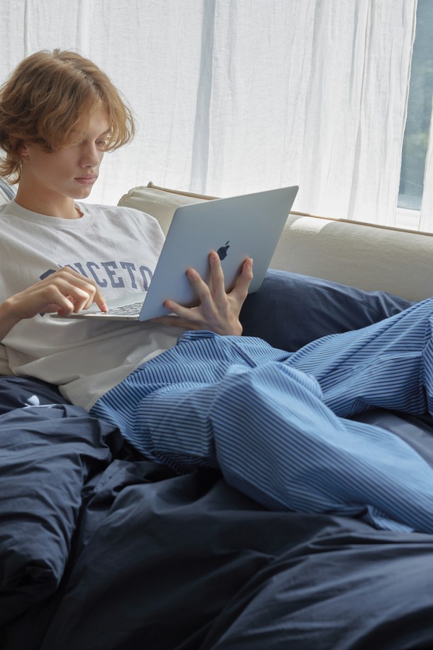 [오디넌트] 브린 순면 파자마 팬츠는 편안한 수면을 위한 남성용 파자마 팬츠입니다. 부드러운 순면 소재로 제작되어 사계절 내내 쾌적하게 착용할 수 있습니다. 블루 컬러에 스트라이프 패턴이 더해져 캐주얼하면서도 미니멀한 스타일을 연출합니다. 밴딩 허리 디자인과 여유 있는 실루엣으로 집콕룩으로 편안하게 즐길 수 있는 아이템입니다.
