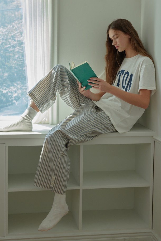 [오디넌트] 브린 순면 파자마 팬츠는 편안한 수면과 실내 활동에 적합한 남녀 공용 파자마 팬츠입니다. 부드러운 순면 소재로 제작되어 사계절 내내 쾌적하게 착용 가능하며, 루즈핏과 밴딩 디자인으로 편안함을 더했습니다. 그레이와 화이트 두 가지 색상으로 제공되며, 시원한 스트라이프 패턴이 특징입니다. 반바지 기장으로 제작되어 집콕룩, 캐주얼 및 미니멀 스타일을 연출하기 좋습니다.
