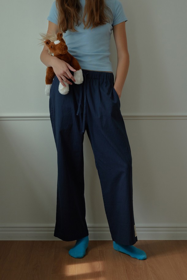 [오디넌트] 브린 순면 파자마 팬츠는 편안한 수면을 위한 집콕룩 아이템입니다. 네이비 색상의 무지 디자인으로, 사계절 내내 활용 가능한 긴 기장의 와이드핏 파자마 팬츠입니다. 부드러운 순면 소재로 제작되어 편안한 착용감을 선사하며, 허리 밴딩 처리로 활동성을 높였습니다. 미니멀하고 캐주얼한 스타일로, 집 안에서의 편안함을 추구하는 분들께 추천합니다.
