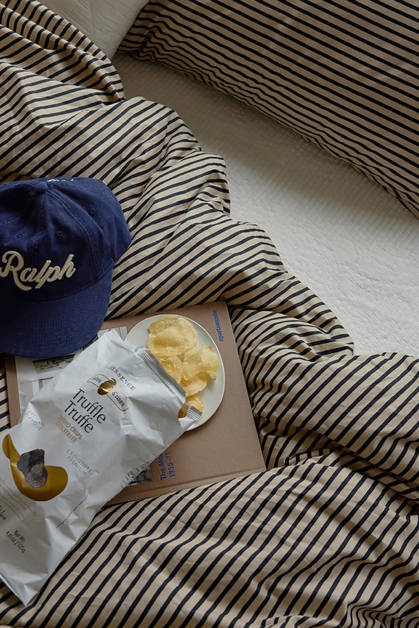 [오디넌트] 글래드 60수 고밀도 순면 사계절 차렵이불 Q 단품은 부드러운 촉감과 은은한 스트라이프 패턴이 돋보이는 퀸 사이즈 차렵이불입니다. 60수 고밀도 순면 소재로 제작되어 사계절 내내 쾌적하게 사용할 수 있으며, 포근한 감촉을 선사합니다. 그레이와 화이트 두 가지 모던한 컬러로 출시되어, 침실 인테리어에 포인트를 더할 수 있습니다. 꼼꼼한 마감 처리로 오래도록 변함없이 사용할 수 있으며, 편안한 잠자리를 위한 최적의 선택입니다. 심플하면서도 고급스러운 디자인으로, 어떤 침구와도 잘 어울립니다.
