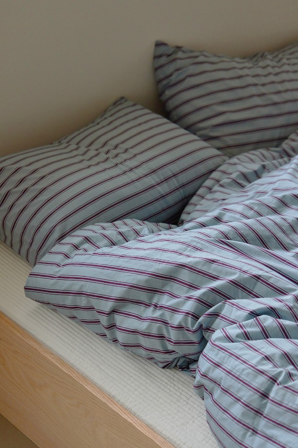 [오디넌트] 글래드 60수 고밀도 순면 사계절 차렵이불 Q 단품은 부드러운 촉감의 퀸 사이즈 이불입니다. 화이트와 레드의 두 가지 색상으로 제공되며, 스트라이프 패턴 디자인이 특징입니다. 60수 고밀도 순면 소재로 제작되어 사계절 내내 쾌적하게 사용할 수 있습니다. 차렵이불 형태로 제작되어 간편하게 사용할 수 있으며, 포근함을 선사합니다.
