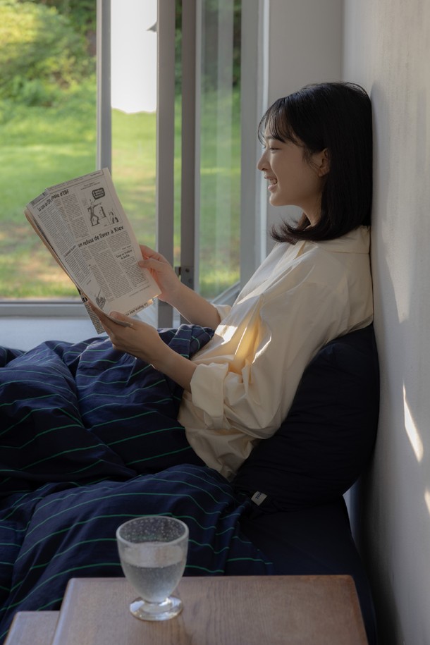 [오디넌트] 글래드 60수 고밀도 순면 사계절 차렵이불 Q 단품은 퀸 사이즈의 네이비 컬러 차렵이불입니다. 60수 고밀도 순면 소재로 제작되어 부드러운 촉감을 자랑하며, 사계절 내내 쾌적하게 사용할 수 있습니다. 체크 패턴 디자인으로 깔끔하고 세련된 침실 분위기를 연출하며, 침구 용도로 사용하기 좋습니다.
