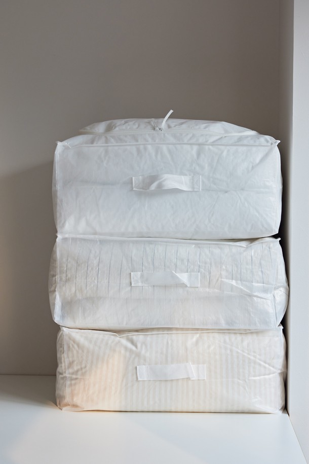 [오디넌트] 타포린 침구 보관용 이불가방 S는 넉넉한 수납공간을 제공하는 스몰 사이즈의 화이트 색상 이불가방입니다. 방수 및 방습 기능의 타포린 소재로 제작되어 침구, 의류, 장난감 등을 안전하게 보관할 수 있습니다. 양방향 지퍼와 핸들형 손잡이가 있어 사용이 편리하며, 가볍고 내구성이 뛰어나 실용적입니다. 사각형 디자인으로 공간 활용도가 높으며, 다양한 물품을 깔끔하게 정리할 수 있습니다.
