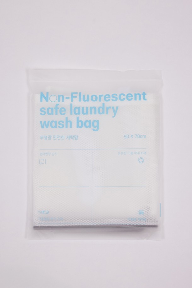 [오디넌트] 이불 무형광 세탁망(90x100)은 대형 사이즈의 세탁망입니다. 폴리에스테르 소재로 제작되었으며, 꼼꼼한 세탁 보호를 위해 메쉬 소재와 지퍼형 디자인을 적용했습니다. 이불을 세탁할 때 유해 물질 걱정 없이 사용할 수 있도록 무형광 처리되었습니다. 세탁 시 이불의 손상을 방지하고 깔끔하게 관리할 수 있도록 도와줍니다.
