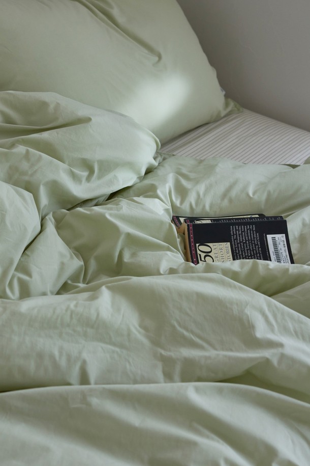 [오디넌트] 심플팔레트 100수 고밀도 순면 차렵이불 S(SS) 단품은 부드러운 촉감의 100수 고밀도 순면 원단으로 제작되어 편안한 잠자리를 선사합니다. 심플한 디자인과 화이트 컬러는 어떤 침실에도 잘 어울리며, 사계절 내내 사용할 수 있는 실용적인 아이템입니다. S(SS) 사이즈로 출시되어 넉넉한 공간을 제공하며, 차렵이불 형태로 간편하게 사용할 수 있습니다. 높은 밀도로 제작되어 내구성이 뛰어나고, 오랫동안 깨끗하게 사용할 수 있습니다. 침실 공간에 포근함과 심플함을 더해줄 [오디넌트] 순면 차렵이불을 만나보세요.
