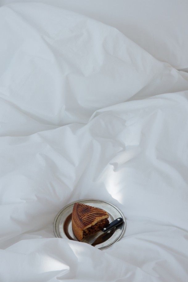 [오디넌트] 심플팔레트 100수 고밀도 순면 차렵이불 S(SS) 단품은 부드러운 촉감의 얇은 두께로 제작되어 포근한 잠자리를 선사합니다. 100수 고밀도 순면 소재를 사용하여 땀 흡수력이 뛰어나며, 위생적인 사용이 가능합니다. 미니멀하고 심플한 디자인의 순백색 무지 차렵이불로, 어떤 침실에도 잘 어울립니다. S(SS) 사이즈로 출시되어 1인 가구나 좁은 공간에서도 부담 없이 사용할 수 있습니다. 데일리 이불로 활용하기 좋으며, 사계절 내내 쾌적하게 사용할 수 있습니다.
