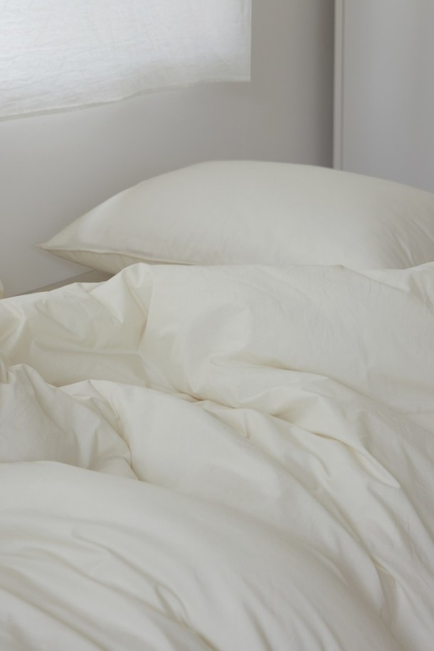 [오디넌트] 심플팔레트 100수 고밀도 순면 차렵이불 S(SS) 단품은 부드러운 촉감의 얇은 두께로 제작되어 포근한 잠자리를 선사합니다. 100수 고밀도 순면 소재를 사용하여 피부에 자극 없이 편안하게 사용할 수 있으며, 깔끔한 무지 디자인과 미니멀한 스타일로 어떤 침실에도 잘 어울립니다. 화이트 컬러로 깨끗하고 산뜻한 분위기를 연출하며, S(SS) 사이즈로 넉넉하게 사용 가능합니다. 차렵이불 형태로 간편하게 사용하고 세탁할 수 있어 실용적입니다.
