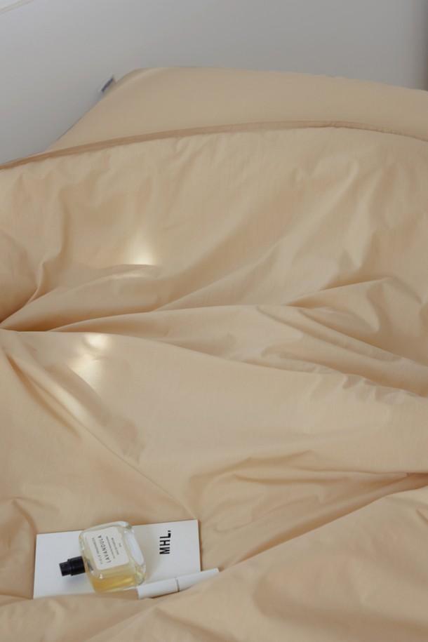 [오디넌트] 심플팔레트 100수 고밀도 순면 차렵이불 Q 단품은 퀸(Q) 사이즈의 베이지 색상 차렵이불입니다. 100수 고밀도 순면 소재로 제작되어 부드러운 촉감을 선사하며, 두꺼운 두께감으로 포근함을 더합니다. 무지 디자인으로 심플하고 깔끔한 침실 분위기를 연출하며, 침구 용도로 사용하기에 적합합니다. 단품으로 구성되어 있어 간편하게 사용할 수 있습니다.
