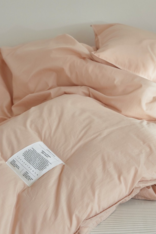 [오디넌트] 심플팔레트 100수 고밀도 순면 차렵이불 Q 단품은 핑크 색상의 부드러운 순면 소재로 제작되었습니다. 100수 고밀도 원단으로 제작되어 촘촘하고 포근한 촉감을 선사하며, 두꺼운 두께로 보온성을 높였습니다. 퀸(Q) 사이즈로 제작되어 넉넉하게 사용할 수 있으며, 무지 디자인으로 어떤 침구와도 잘 어울립니다. 사계절 내내 포근하게 사용할 수 있는 실용적인 차렵이불입니다.
