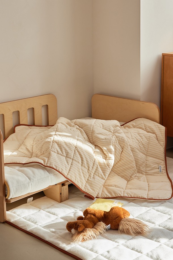 [오디넌트] 모모 양털 무릎담요 블랭킷(단추형)은 겨울철 따뜻함을 선사하는 포근한 무릎담요입니다. 부드러운 양털 소재로 제작되어 뛰어난 촉감을 자랑하며, 베이지 색상의 스트라이프 패턴이 은은한 멋을 더합니다. 두꺼운 두께감으로 보온성을 높였으며, 단추형 여밈 방식으로 간편하게 사용할 수 있습니다. 일상생활에서 넉넉하게 사용 가능한 실용적인 블랭킷입니다.
