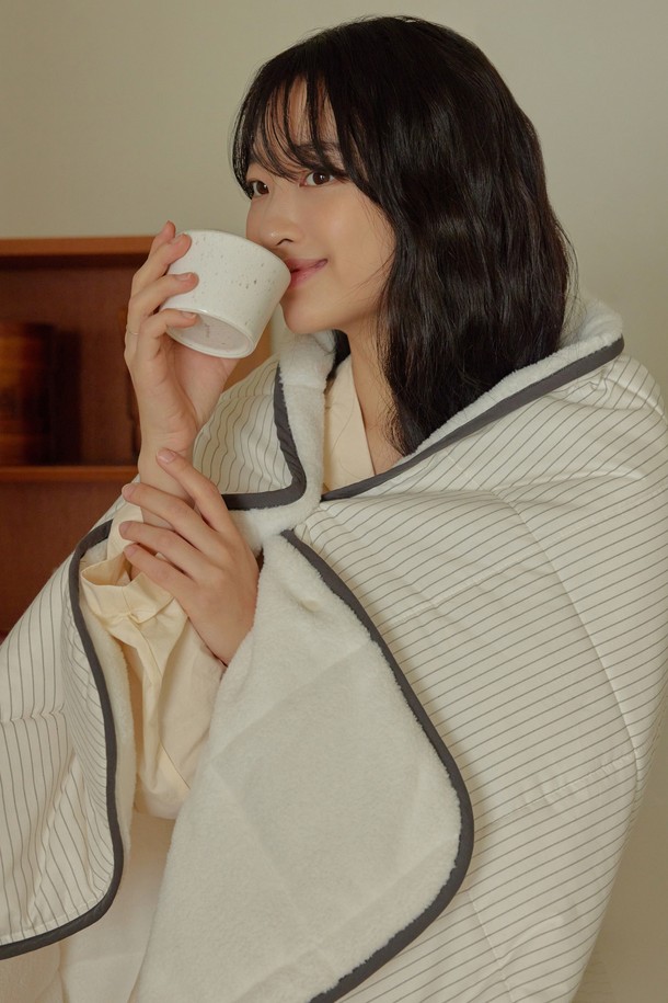 [오디넌트] 모모 양털 무릎담요 블랭킷(단추형)은 부드러운 양털 소재로 제작되어 가을과 겨울철 따뜻함을 선사하는 무릎담요입니다. 아이보리 색상의 무지 디자인으로 어떤 스타일에도 잘 어울리며, 두꺼운 두께감으로 포근하게 감싸줍니다. 간편하게 사용할 수 있는 단추형 여밈 방식으로 편리함을 더했습니다. 일상생활에서 보온성을 높여주는 실용적인 블랭킷입니다.
