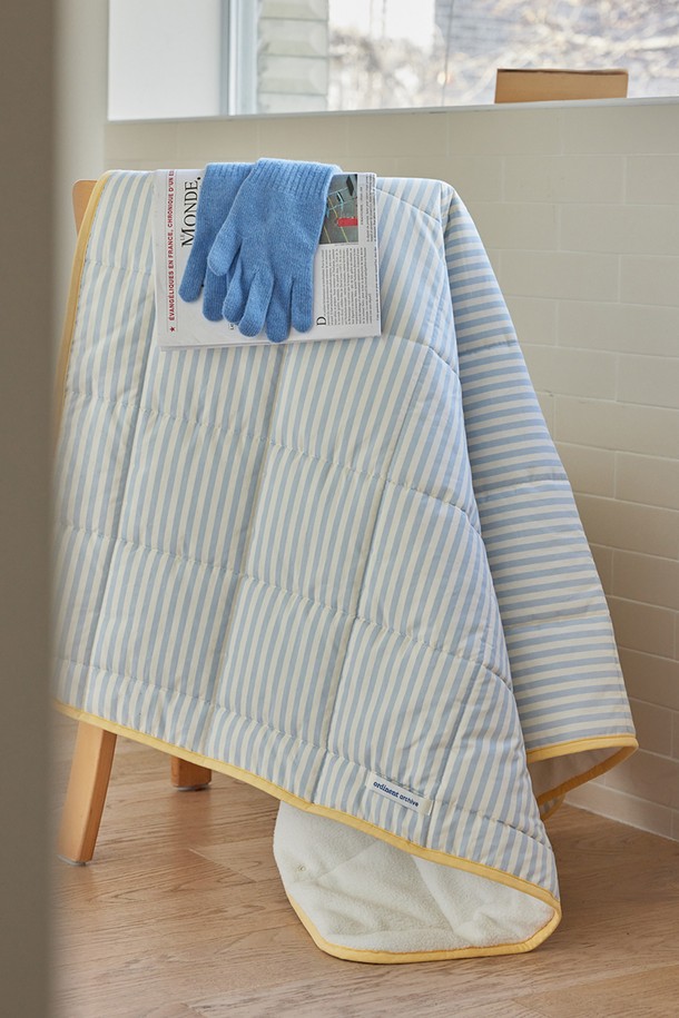 [오디넌트] 모모 양털 무릎담요 블랭킷(단추형)은 부드러운 양털 소재로 제작되어 포근한 촉감을 선사합니다. 그레이, 화이트 두 가지 색상으로 제공되며, 스트라이프 무늬가 돋보입니다. 두꺼운 두께감으로 보온성을 높였으며, 단추형 여밈 방식으로 간편하게 사용할 수 있습니다. 일상생활에서 블랭킷으로 활용하여 따뜻함을 더해보세요. 무릎담요 사이즈로 제작되어 실용성을 갖춘 제품입니다.
