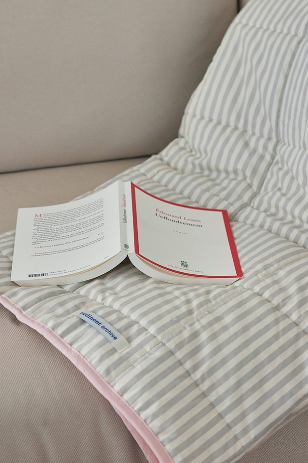 [오디넌트] 모모 양털 무릎담요 블랭킷(단추형)은 부드러운 양털 소재로 제작되어 포근한 보온성을 제공합니다. 두꺼운 두께감으로 가을과 겨울철에 따뜻하게 사용하기 좋으며, 스트라이프 무늬가 베이직한 분위기를 연출합니다. 화이트와 그레이 두 가지 색상으로 제공되며, 단추형 여밈 방식으로 편리하게 사용할 수 있습니다. 일상생활에서 무릎담요나 블랭킷으로 활용하여 편안함을 더해보세요.
