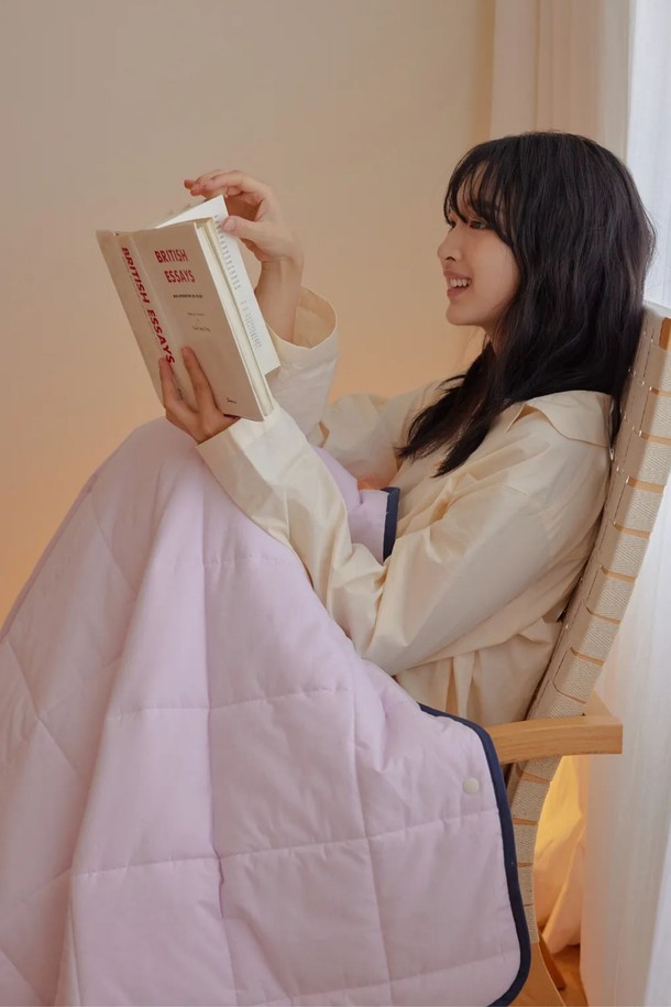 부드러운 양털 소재로 제작되어 포근함을 선사하는 [오디넌트] 모모 양털 무릎담요 블랭킷입니다. 겨울철 따뜻함을 더해줄 두꺼운 두께감과 핑크 색상의 사랑스러운 무지 디자인이 특징입니다. 단추형 여밈 방식으로 간편하게 사용할 수 있으며, 일상생활에서 보온성을 높여주는 실용적인 아이템입니다. 넉넉한 사이즈로 무릎을 충분히 덮어주어 더욱 따뜻하게 사용할 수 있습니다. 부드러운 촉감으로 편안함을 더해주는 [오디넌트] 모모 양털 무릎담요 블랭킷으로 따뜻한 겨울을 맞이하세요.
