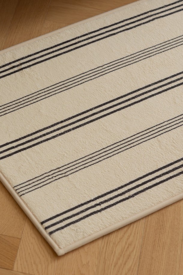 [오디넌트] 컴포트 논슬립 욕실 발매트 L은 부드러운 극세사 소재로 제작되어 뛰어난 흡수력을 자랑합니다. 화이트와 블랙 두 가지 색상으로 제공되며, 욕실 공간에 깔끔함을 더해줍니다. 미끄럼 방지 기능이 있어 안전하게 사용 가능하며, 두꺼운 두께감으로 편안한 사용감을 선사합니다. 스트라이프 패턴 디자인으로 세련된 욕실 분위기를 연출할 수 있습니다. L 사이즈로 넉넉한 크기를 제공하여 편리함을 더했습니다.
