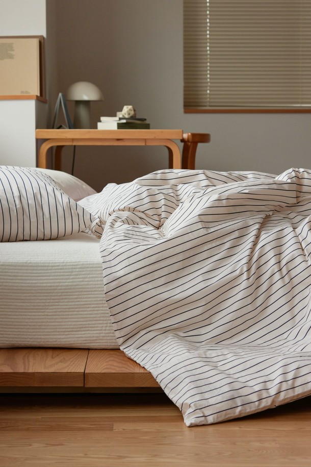 [오디넌트] 블랙퍼스트 60수 고밀도 순면 사계절 차렵이불 S(SS) 단품은 부드러운 순면 100% 소재로 제작되어 사계절 내내 포근하게 사용할 수 있습니다. 블루 네이비, 민트 네이비, 베이지 네이비 세 가지 색상으로 제공되며, 스트라이프 패턴이 침실에 산뜻함을 더합니다. 항균 기능과 유해물질 차단 기능으로 위생적인 사용이 가능하며, 플라필 20%와 마이크로파이버 80% 충전재로 우수한 보온성을 자랑합니다. FITI 인증을 통해 안전성을 입증받았으며, 항균성 99.99%로 안심하고 사용할 수 있습니다. S(SS) 사이즈 단품으로, 양면 사용 가능한 베개커버가 함께 구성됩니다.
