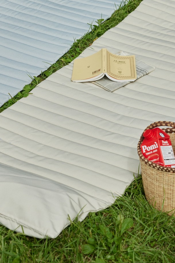 [오디넌트] 픽앤롤 피크닉매트는 피크닉, 캠핑, 아웃도어 활동에 적합한 휴대용 피크닉 매트입니다. 부드러운 촉감의 베이지색 폴리에스테르 소재로 제작되었으며, 얇은 두께와 접이식 디자인으로 휴대성을 높였습니다. 롤업형 디자인과 손잡이가 있어 간편하게 이동할 수 있습니다. 야외 활동 시 편안하게 휴식을 취할 수 있도록 도와주는 실용적인 아이템입니다.
