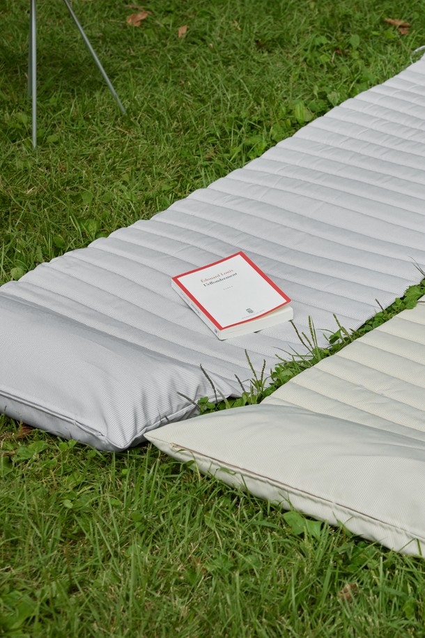 [오디넌트] 픽앤롤 피크닉매트는 피크닉, 캠핑, 아웃도어 활동에 적합한 접이식 휴대용 매트입니다. 얇은 두께의 폴리에스테르 소재로 제작되어 봄, 여름, 가을 계절에 사용할 수 있습니다. 무지 디자인의 그레이 컬러로, 롤업 형태로 간편하게 휴대할 수 있으며 경량이라 이동이 편리합니다. 야외 활동 시 편안함과 실용성을 동시에 제공하는 아이템입니다.
