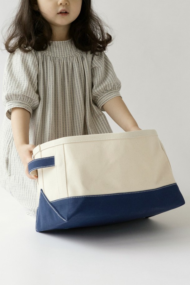 [오디넌트] 데이 캔버스 스토리지_네이비는 캔버스 소재로 제작된 수납/정리용품입니다. 네이비와 베이지 컬러의 이중 배색 디자인이 특징이며, 넉넉한 수납 공간을 제공합니다. 무지 디자인으로 어떤 공간에도 잘 어울리며, 다양한 물품을 깔끔하게 정리할 수 있습니다. 일상생활에서 유용하게 사용되는 실용적인 수납 솔루션입니다. 캔버스 소재 특유의 질감으로 부드러운 느낌을 선사합니다.
