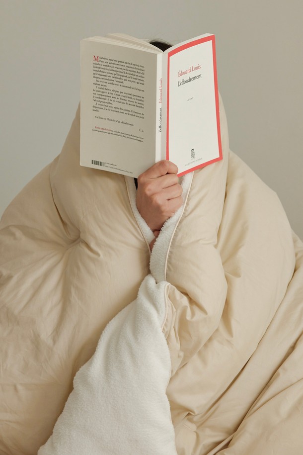 [오디넌트] 모플리 양털 극세사 차렵이불 Q 단품은 부드러운 극세사와 포근한 양털 소재로 제작되어 따뜻하고 포근한 잠자리를 선사합니다. 아이보리, 화이트 두 가지 색상으로 출시되어 침실 분위기에 맞춰 선택할 수 있습니다. 퀸(Q) 사이즈로 넉넉하게 사용할 수 있으며, 두꺼운 두께로 보온성을 높였습니다. 촘촘한 무지 패턴으로 어떤 침구와도 잘 어울려 데일리 침구로 활용하기 좋습니다. 가을, 겨울철 포근한 잠자리를 위한 필수템입니다.
