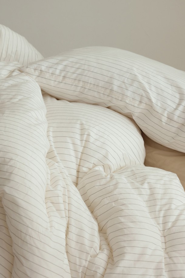 [오디넌트] 모플리 양털 극세사 차렵이불 Q 단품은 부드러운 촉감과 따뜻함을 선사하는 겨울용 이불입니다. 퀸(Q) 사이즈로 제작되어 넉넉한 사용감을 제공하며, 포근한 양털과 극세사 소재를 사용하여 뛰어난 보온성을 자랑합니다. 순백색의 무지 디자인으로 어떤 침실에도 잘 어울리며, 두꺼운 두께감으로 겨울철에도 따뜻하게 사용할 수 있습니다. 차렵이불 형태로 제작되어 간편하게 사용할 수 있으며, 편안한 잠자리를 위한 최적의 선택입니다.
