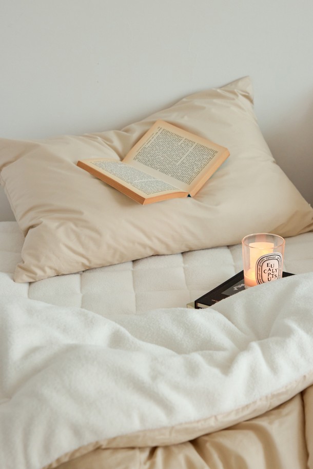 [오디넌트] 모플리 양면 베개커버는 부드러운 면 소재로 제작되어 편안한 촉감을 선사합니다. 양면 사용이 가능하여 실용적이며, 침구류와 함께 활용하기 좋습니다. 은은한 베이지 색상의 무지 디자인으로 어떤 침실에도 잘 어울립니다.
