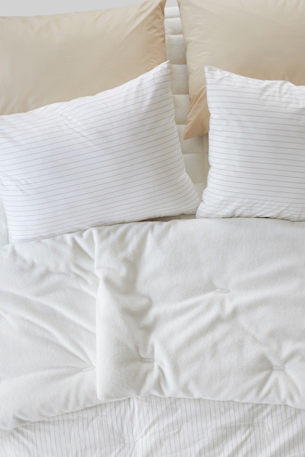 [오디넌트] 모플리 양면 베개커버는 부드러운 면 소재로 제작되어 편안한 촉감을 선사합니다. 미니멀하고 베이직한 스타일의 화이트 컬러에 스트라이프 패턴이 더해져 깔끔한 디자인을 연출합니다. 얇은 두께로 제작되어 쾌적한 사용감을 제공하며, 양면 디자인으로 활용도를 높였습니다. 일상에서 편안하게 사용할 수 있는 베개커버입니다.
