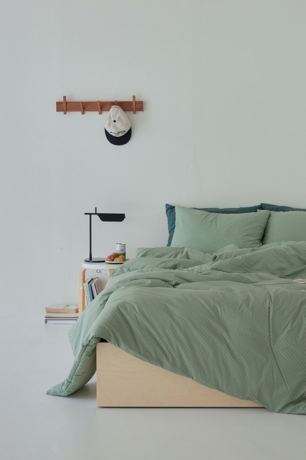 [오디넌트] 틸로우 스트라이프 면모달 차렵이불 Q세트는 부드러운 촉감과 은은한 스트라이프 패턴이 돋보이는 침구입니다. 저자극성 천연 면모달 원단과 실키한 모달, 포근한 면의 혼방으로 제작되어 사계절 내내 쾌적하게 사용 가능합니다. 항균 기능과 통기성이 뛰어나며, 소음이 적은 누빔 구조로 편안한 잠자리를 선사합니다. 형태 안정화 가공 및 유연제 가공을 거쳐 형태 유지 및 세탁 편의성을 높였습니다. 블루 네이비, 말차 브라우니 두 가지 색상으로 만나보세요.
