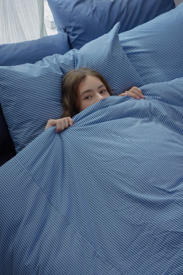 [오디넌트] 틸로우 스트라이프 면모달 차렵이불 Q세트는 부드러운 모달과 면 혼방 소재로 제작되어 실키한 터치감을 선사합니다. 블루 네이비, 말차 브라운 두 가지 색상으로 제공되며, 스트라이프 무늬가 특징입니다. 얇은 두께로 사계절 내내 사용 가능하며, 흡습, 항균, 통기성이 우수합니다. 소음이 적고 형태 안정성이 뛰어나며, 피부 자극이 적어 편안한 잠자리를 제공합니다. 항균 99.99% (FITI 인증) 및 유해물질 무검출로 안심하고 사용할 수 있는 차렵이불 세트입니다. 세트 구성은 이불과 베개커버로 이루어져 있습니다.
